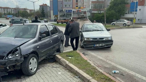 Edirne’de otomobiller çarpıştı: 3 yaralı
