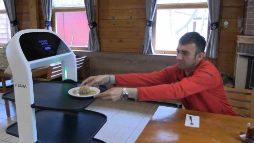 Edirne&rsquo;de robot garson hizmete başladı, m&uuml;şteriler memnun
