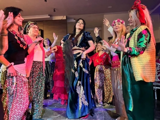 Edirne&rsquo;de Roman gecesinde Trakya gelenekleri canlandırılıp, 9/8 oynandı
