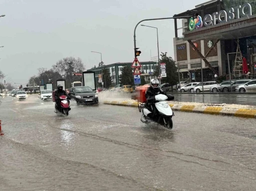 Edirne&rsquo;de sağanak etkili oldu, yollar g&ouml;le d&ouml;nd&uuml;: K&ouml;pr&uuml; altında mahsur kalanlar kurtarıldı
