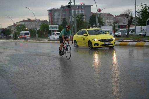 Edirne&rsquo;de sağanak yağış etkili oldu, s&uuml;r&uuml;c&uuml;ler zor anlar yaşadı

