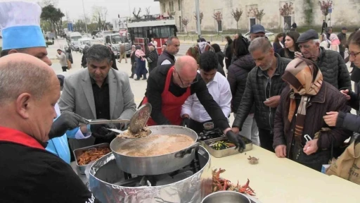 Edirne&rsquo;de Selimiye&rsquo;nin g&ouml;lgesinde tava ciğer dağıtıldı
