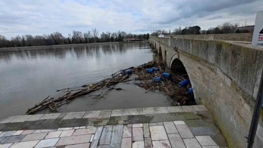 Edirne&rsquo;de taşkın sonrası hasar g&uuml;n y&uuml;z&uuml;ne &ccedil;ıktı: Su seviyesi 60 santimetre d&uuml;şt&uuml;
