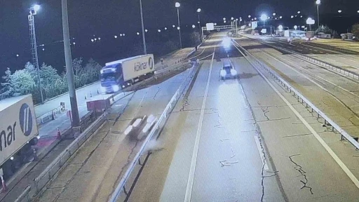 Edirne&rsquo;de ters y&ouml;ne giren alkoll&uuml; s&uuml;r&uuml;c&uuml; kaza yaptı: 2 yaralı
