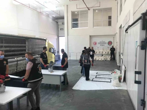 Edirne&rsquo;de tırda 1,5 ton uyuşturucu ele ge&ccedil;irildi
