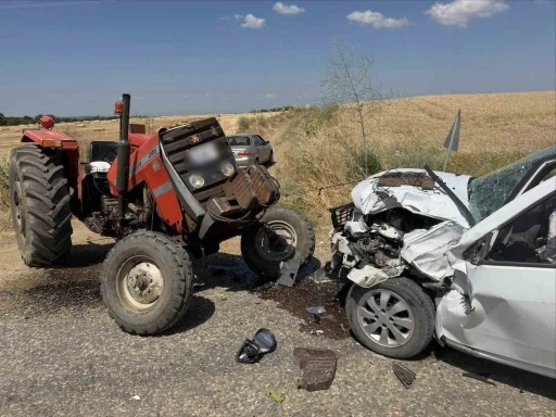 Edirne&rsquo;de trakt&ouml;r ile otomobil &ccedil;arpıştı: 2 yaralı
