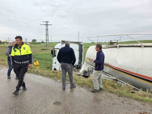 Edirne’de treyler silobas tarlaya devrildi: 1 yaralı

