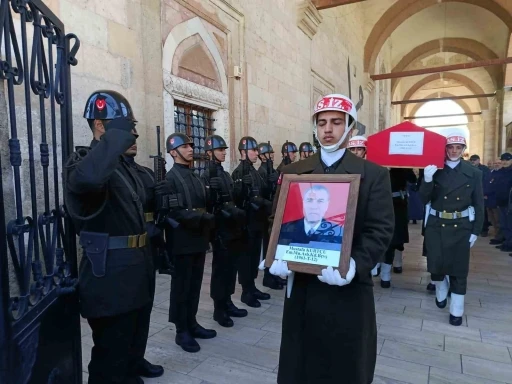 Edirne&rsquo;de vefat eden emekli astsubay askeri t&ouml;renle son yolculuğuna uğurlandı
