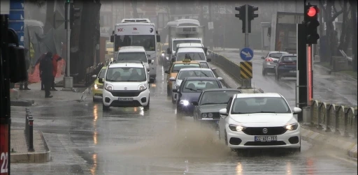 Edirne&rsquo;de yağmur etkili oldu, cadde ve sokaklar g&ouml;le d&ouml;nd&uuml;
