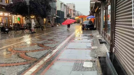 Edirne&rsquo;de yağmura yakalanan vatandaşlardan ilgin&ccedil; &ccedil;&ouml;z&uuml;m
