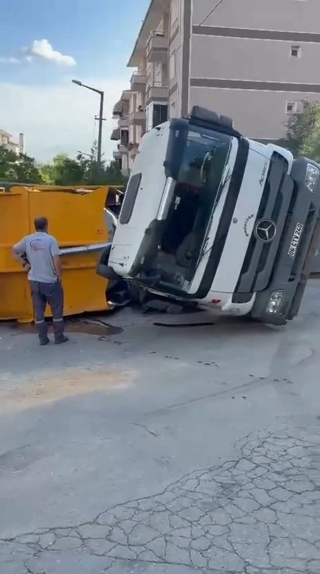 Edirne&rsquo;de y&uuml;kl&uuml; hafriyat kamyonu damperini kaldırınca devrildi
