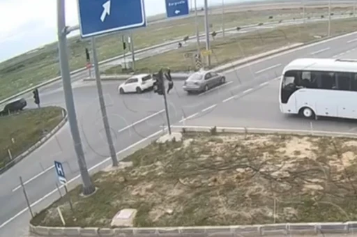Edirne’de Yunan sürücünün motosiklete çarptığı kaza kamerada

