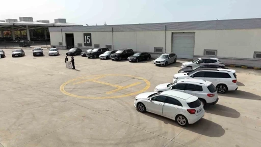 Edirne’de yüz milyonlarca lira değerinde onlarca lüks araca el koyuldu
