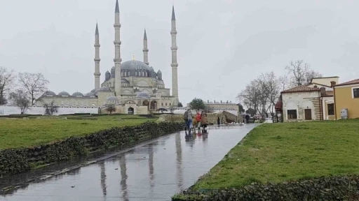 Edirne g&uuml;ne yağmurla uyandı
