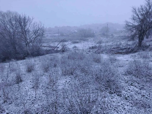 Edirne&rsquo;nin Hamzabeyli k&ouml;y&uuml;nde kar yağışı başladı
