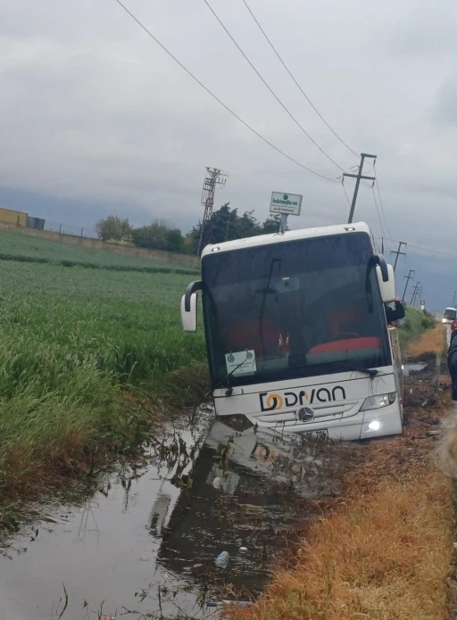 Edirne&rsquo;ye 1 Mayıs kutlamalarına giden iş&ccedil;ileri taşıyan otob&uuml;s kaza yaptı: 1 yaralı
