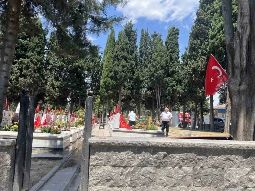 Edirnekapı Şehitliği&rsquo;nde h&uuml;z&uuml;nl&uuml; bayram: Şehit aileleri yakınlarını ziyaret etti
