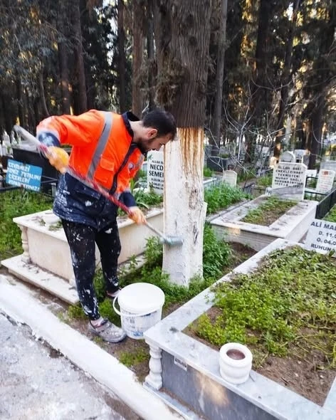 Edremit Belediyesi bayram &ouml;ncesi mezarlıklarda bakım &ccedil;alışmalarını sıkılaştırdı
