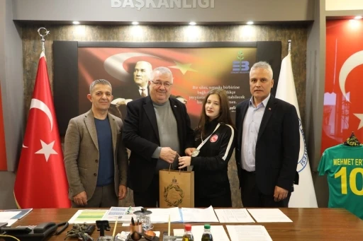 Edremit&rsquo;in gururu Ecrin Yanıt&rsquo;tan bir T&uuml;rkiye Şampiyonluğu daha
