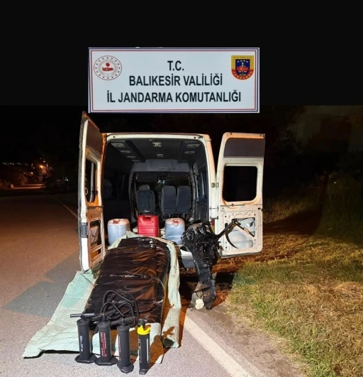 Edremit&rsquo;te 1 organizat&ouml;r tutuklandı, 31 d&uuml;zensiz g&ouml;&ccedil;men yakalandı
