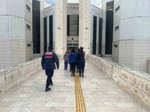 Edremit’te kablo hırsızlığı yapan 3 şüpheli tutuklandı
