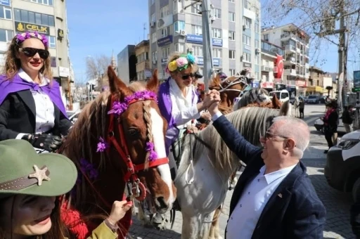 Edremit&rsquo;te Kadınlar G&uuml;n&uuml;&rsquo;nde atlı kortej
