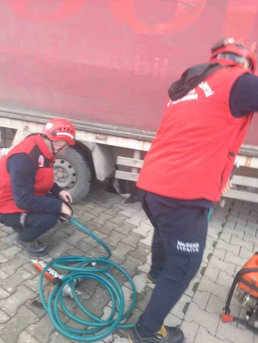 Edremit&rsquo;te kamyonun altında kalan vatandaşı itfaiye kurtardı
