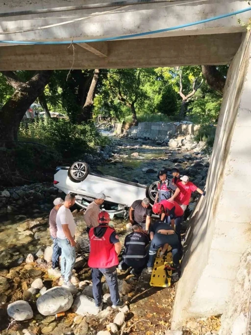Edremit&rsquo;te kontrolden &ccedil;ıkan otomobil dereye u&ccedil;tu: 1 yaralı
