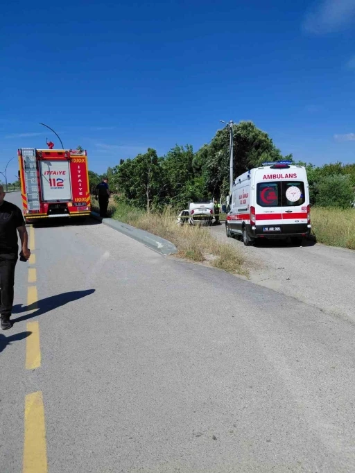 Edremit&rsquo;te kontrolden &ccedil;ıkan otomobil savruldu: 1 &ouml;l&uuml;, 3 yaralı
