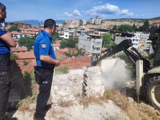 Edremit’te metruk binalar yıkılıyor

