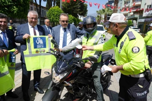 Edremit’te motosiklet sürücülerine reflektif yelek dağıtıldı
