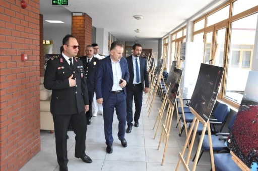 Edremit’te &quot;15 Temmuz&quot; temalı fotoğraf sergisi açıldı
