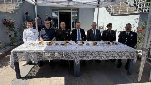 Edremit&rsquo;te resmi bayramlaşma t&ouml;reni
