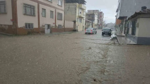 Edremit’te sağanak etkili oldu, cadde ve sokaklar dereye döndü
