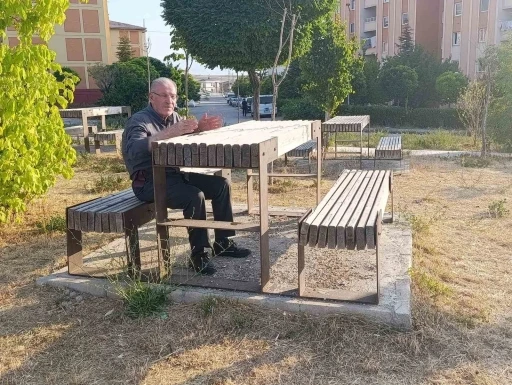 Edremit&rsquo;te vatandaşın park tepkisi: "Masalar y&uuml;ksek, &ccedil;ocuk oyun alanı yok"

