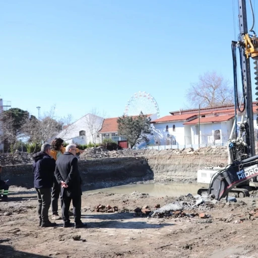 Edremit&rsquo;te yapımı s&uuml;ren okul inşaatında inceleme
