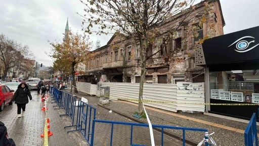 Edremit&rsquo;teki tarihi bina yağışlara dayanamadı
