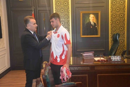 Edremitli muaythai sporcusu d&uuml;nya şampiyonluğu i&ccedil;in Malezya yolcusu
