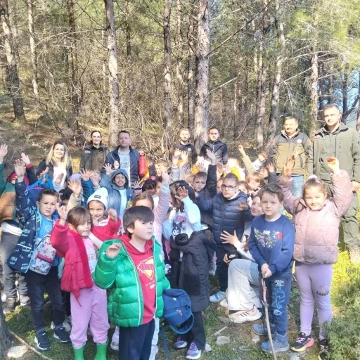 Edremitli &ouml;ğrenciler Kazdağları Bal Ormanına fidan dikti
