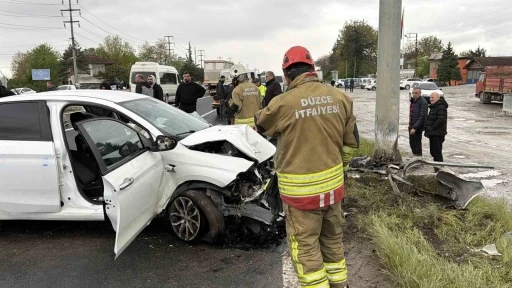 EDS tabelasına &ccedil;arpan otomobilin s&uuml;r&uuml;c&uuml;s&uuml;n&uuml; itfaiye kurtardı
