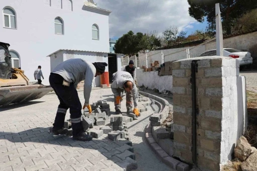 Efeler Belediyesi, Baltaköy Camii bahçesini yeniledi
