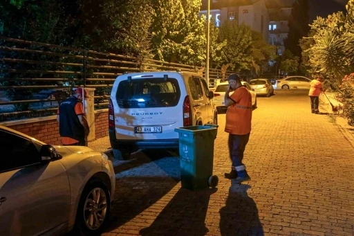 Efeler Belediyesi temizlik ekipleri &ccedil;alışmalarını s&uuml;rd&uuml;r&uuml;yor
