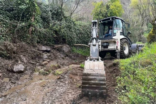 Efeler Belediyesi yol &ccedil;alışmalarını s&uuml;rd&uuml;r&uuml;yor
