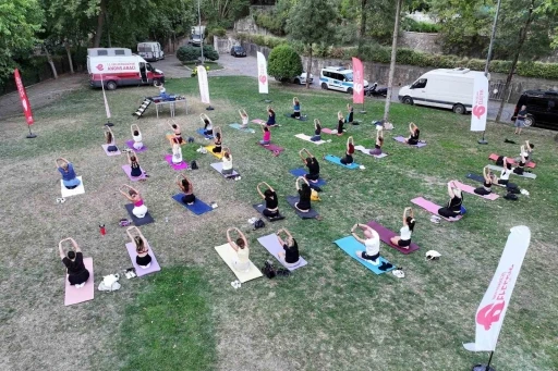 Efeler&rsquo;de a&ccedil;ık hava yoga etkinliği yoğun ilgi g&ouml;rd&uuml;
