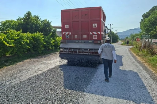 Efeler&rsquo;de asfaltlama &ccedil;alışmaları hız kazandı
