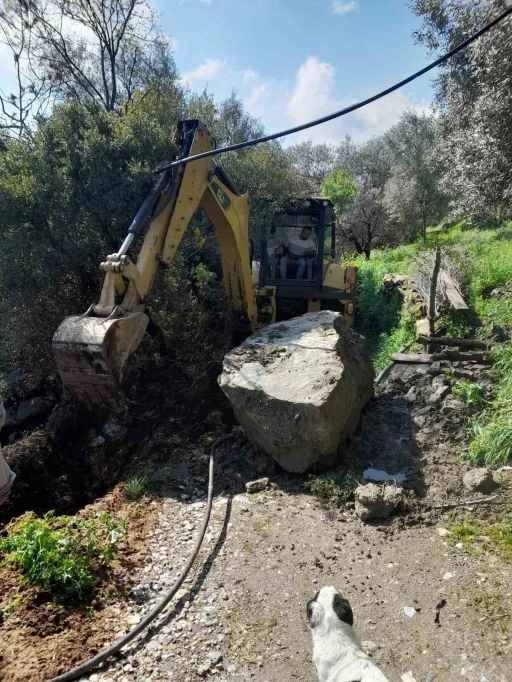 Efeler’de kapanan yola hızlı müdahale
