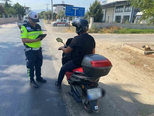 Efeler’de motosiklet sürücülerine trafik bilgilendirmesi
