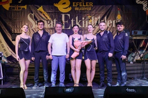 Efeler&rsquo;de vatandaşlar sanatla buluştu
