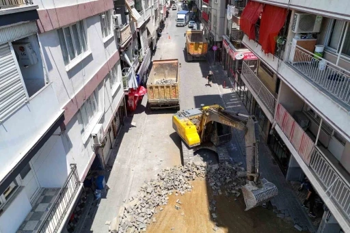 Efeler&rsquo;de yol yenileme &ccedil;alışmaları hız kesmiyor
