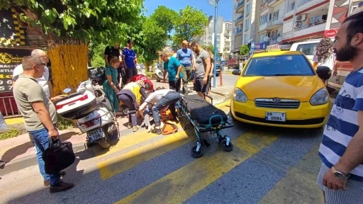 Efeler&rsquo;de yolun karşısına ge&ccedil;mek isteyen kadına taksi &ccedil;arptı: 1 yaralı
